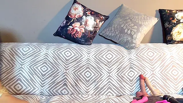 snowpanter online show from September 15, 2025, 7:52 am