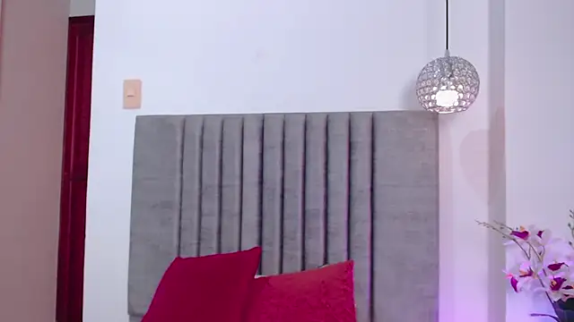 Snapshot of LaraGoldd chatting on February 28, 2025, 6:20 pm LaraGoldd online show from February 28, 2025, 6:20 pm