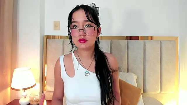 Snapshot of LaraGoldd chatting on September 19, 2025, 12:34 am LaraGoldd online show from September 19, 2025, 12:34 am