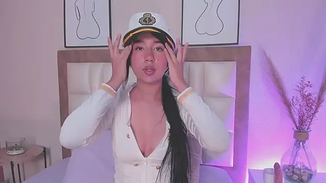 Snapshot of LaraGoldd chatting on October 6, 2025, 10:51 pm LaraGoldd online show from October 6, 2025, 10:51 pm