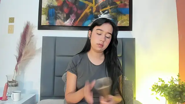 Snapshot of LaraGoldd chatting on October 15, 2025, 12:33 am LaraGoldd online show from October 15, 2025, 12:33 am