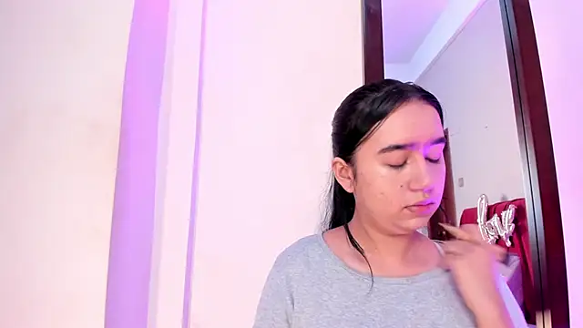 Snapshot of LaraGoldd chatting on February 14, 2026, 12:51 am LaraGoldd online show from February 14, 2026, 12:51 am