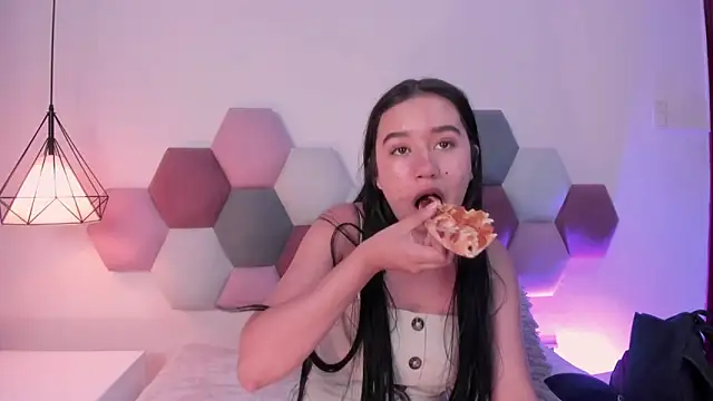 Snapshot of LaraGoldd chatting on March 5, 2026, 12:39 am LaraGoldd online show from March 5, 2026, 12:39 am