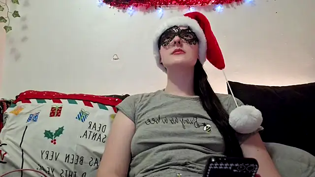 LexiSnowUK online show from December 5, 2024, 7:28 pm