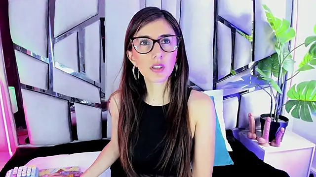  jade white  online show from December 4, 2025, 4:38 pm