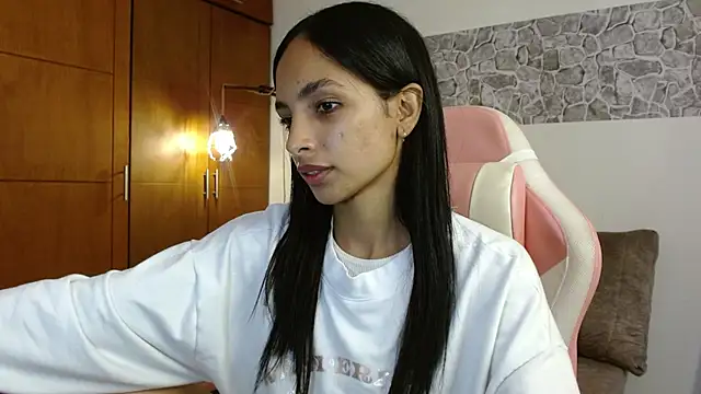 AnnitaSerna  online show from October 10, 2025, 3:33 pm