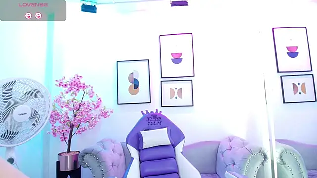 Snapshot of Ema_louis_ chatting on May 4, 2026, 7:54 pm Ema louis online show from May 4, 2026, 7:54 pm
