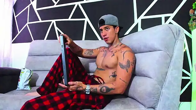 JUSTIN FULLER1 online show from February 6, 2025, 6:24 pm