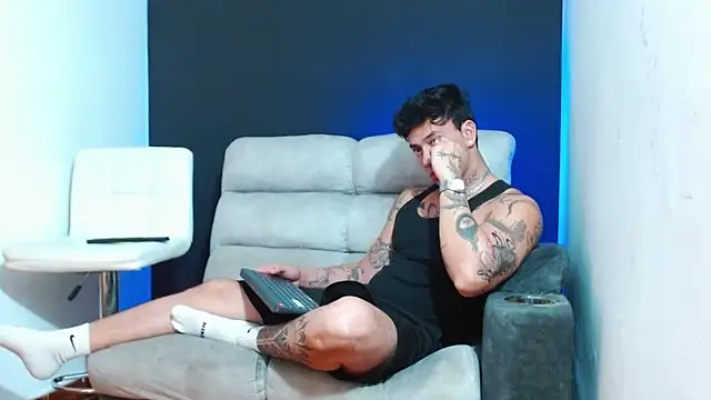 JUSTIN FULLER1 online show from April 16, 2026, 5:08 am