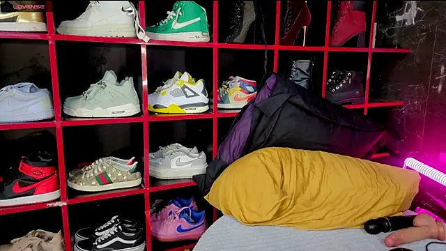 Indianbrownie online show from April 19, 2026, 8:11 pm