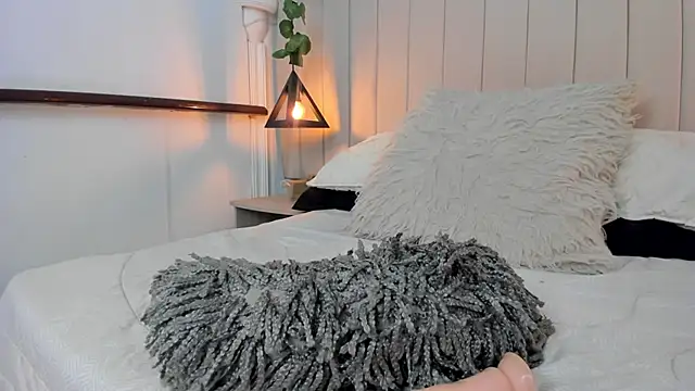 JulianaWaldo online show from February 6, 2025, 5:09 pm