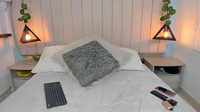 JulianaWaldo online show from February 7, 2025, 1:11 pm