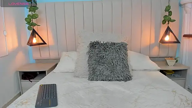 JulianaWaldo online show from February 16, 2025, 1:49 pm