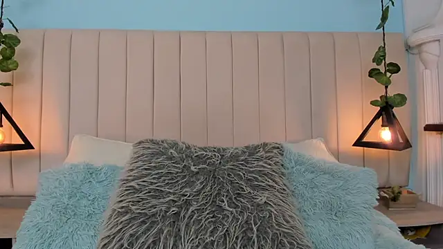 JulianaWaldo online show from March 6, 2025, 1:03 pm