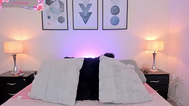 JulianaWaldo online show from September 10, 2025, 1:11 pm