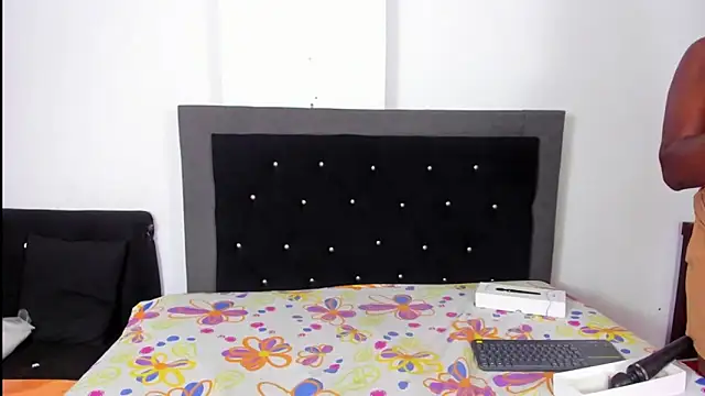 skaysanchez1 online show from February 3, 2025, 3:06 pm