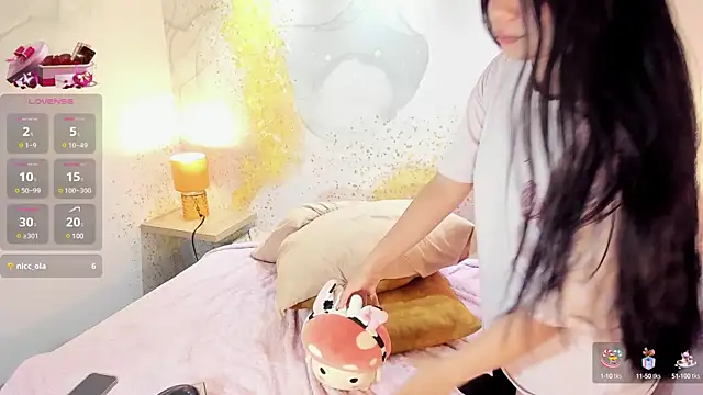 AuroraFiore online show from March 14, 2025, 3:37 am