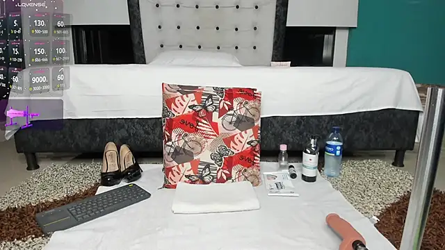 kinky polar online show from December 4, 2025, 2:43 am