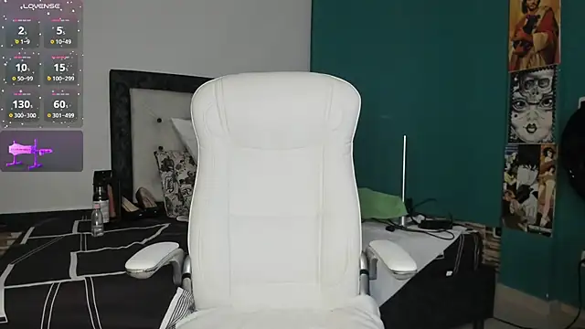 kinky polar online show from February 18, 2026, 3:46 am