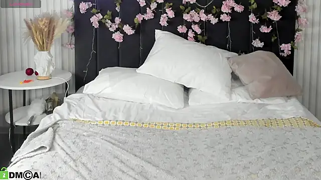 Esme Runn online show from November 8, 2025, 3:29 am