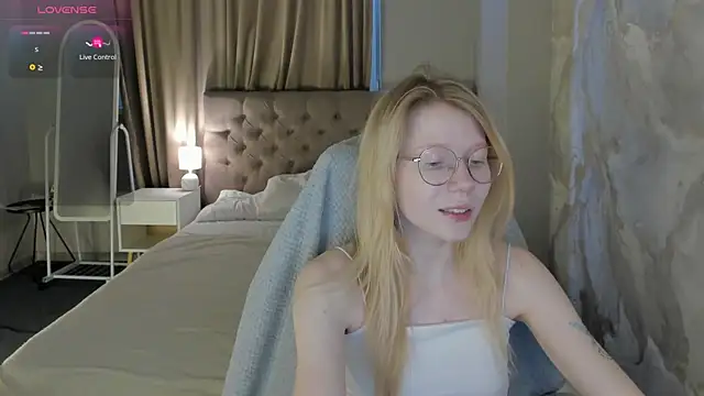 Esme Runn online show from July 3, 2026, 3:13 am