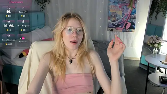 Esme Runn online show from July 13, 2026, 3:09 am