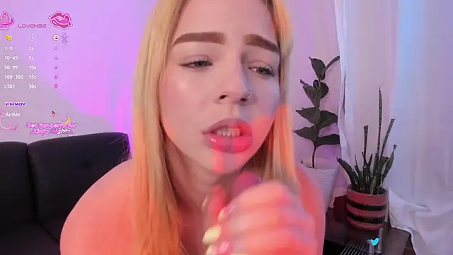 Niicoleta online show from April 28, 2026, 2:27 am