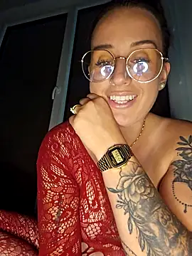 lindsay 33off online show from October 6, 2025, 8:39 pm