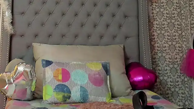 evafoxs online show from December 15, 2024, 3:24 am