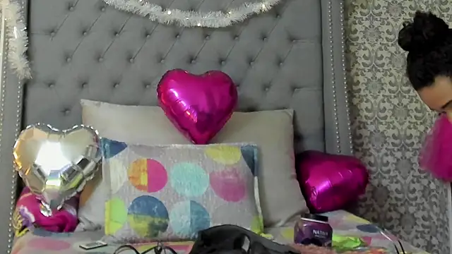 evafoxs online show from December 15, 2024, 6:40 am