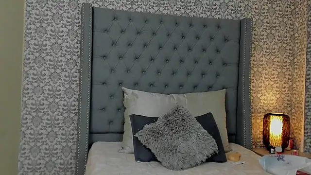 evafoxs online show from March 11, 2025, 1:01 pm