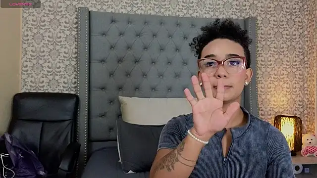 evafoxs online show from March 19, 2025, 12:34 pm