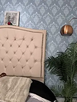 evafoxs online show from September 22, 2025, 8:44 pm