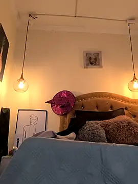 evafoxs online show from November 3, 2025, 1:34 pm