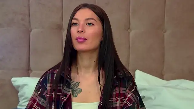 AlexandraBloom online show from October 23, 2025, 7:12 pm