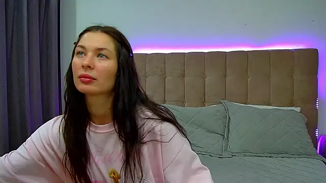 AlexandraBloom online show from November 13, 2025, 6:18 pm