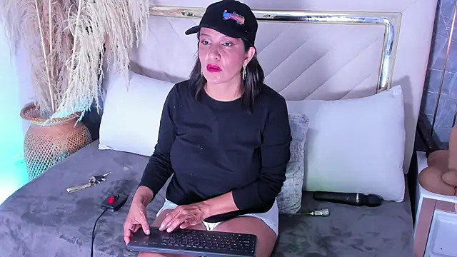 Slut Milf  online show from September 22, 2025, 7:38 pm