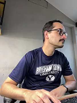 Snapshot of Superdad chatting on December 7, 2024, 8:16 pm Superdad online show from December 7, 2024, 8:16 pm