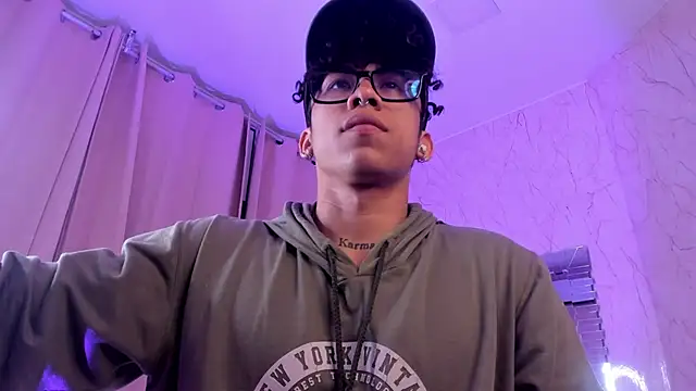 AkazaBoy  online show from April 28, 2026, 5:45 am