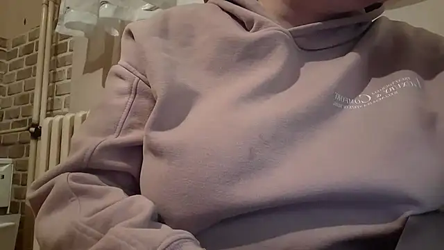 AalinnaK online show from March 11, 2025, 9:37 pm