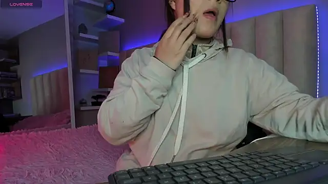 Megan mooree  online show from March 19, 2025, 11:39 am