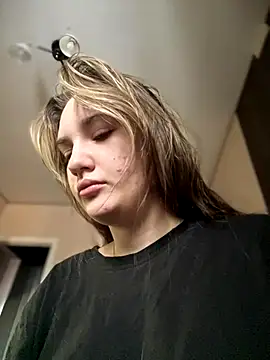 Holly Molii online show from November 29, 2025, 7:11 am