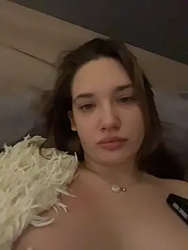 Holly Molii online show from April 8, 2026, 4:12 am