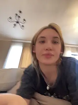 Snapshot of Holly_Molii chatting on June 14, 2026, 11:34 am Holly Molii online show from June 14, 2026, 11:34 am