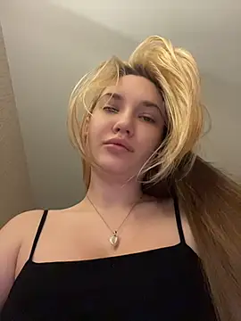 Snapshot of Holly_Molii chatting on June 23, 2026, 8:56 am Holly Molii online show from June 23, 2026, 8:56 am