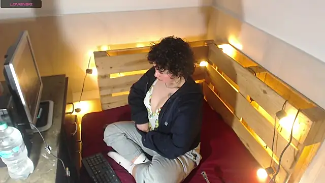 Snapshot of Bitsy_Messy chatting on December 18, 2025, 3:56 am Bitsy Messy online show from December 18, 2025, 3:56 am