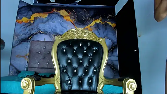 LuciaMoretti  online show from October 3, 2025, 12:35 pm