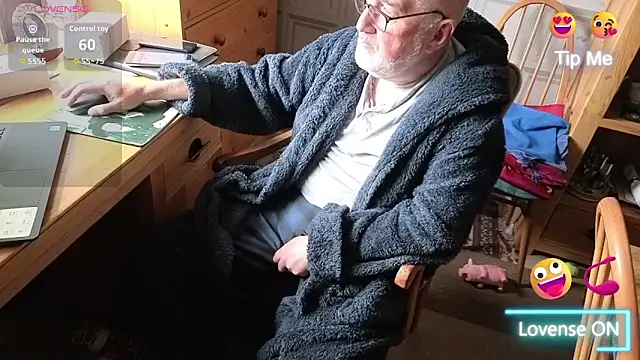 Adamdaddybear online show from September 14, 2025, 8:46 am