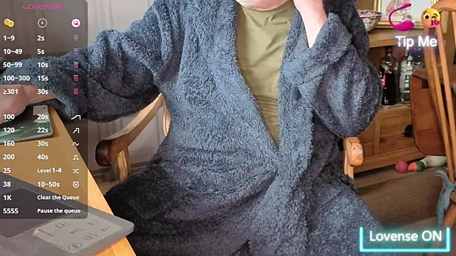 Adamdaddybear online show from October 17, 2025, 8:17 am