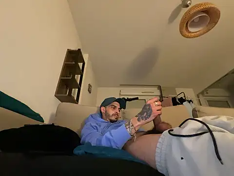 Rebeu313 online show from February 21, 2025, 9:43 pm